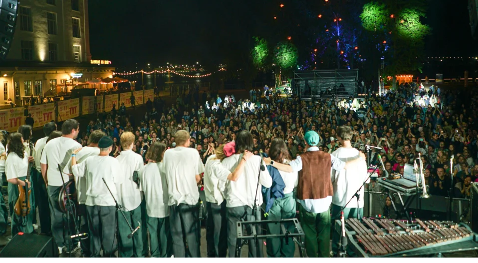 Антон тут рядом