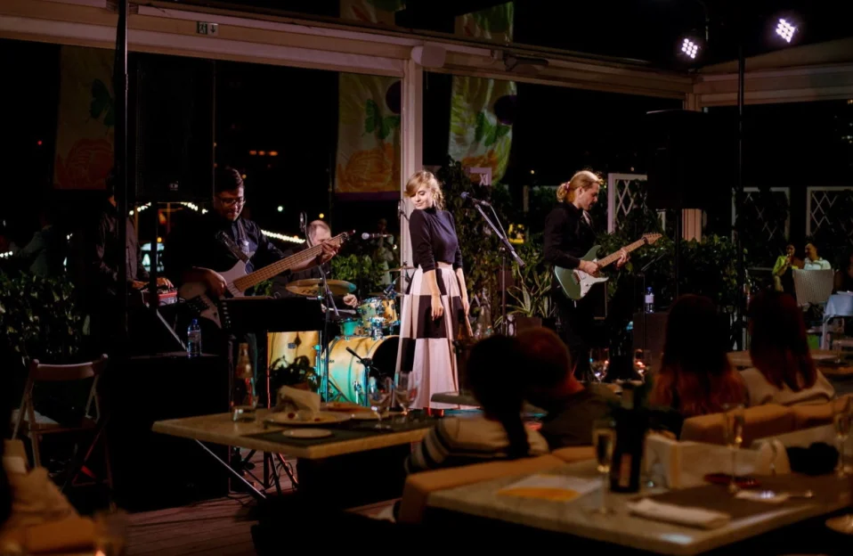 ИСТОРИИ ИЗ ПАРИЖА НА КРЫШЕ / Концерт Elena et les garçons